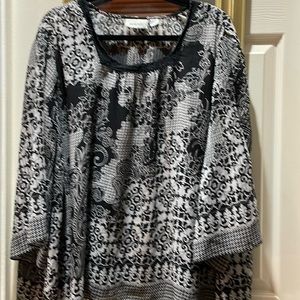 Avenue black and white flowy top
